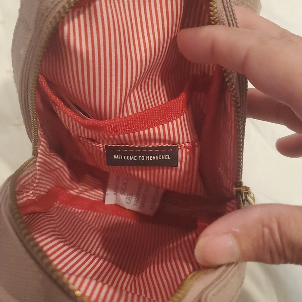 NWOT Herschel mini back pack (37) - Picture 4 of 5